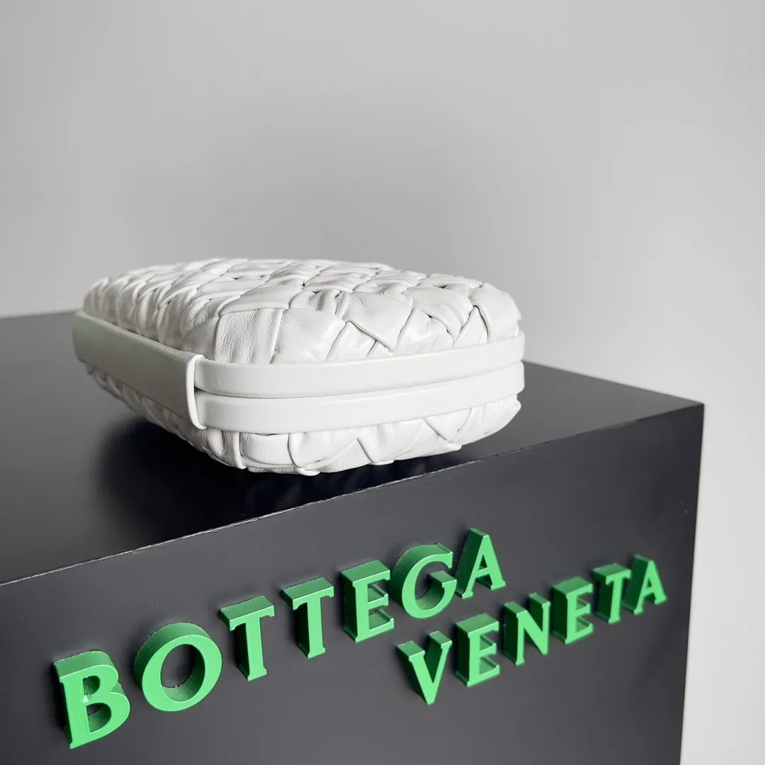 Batch 1860 BV Knot | The classic return of the evening bag. Original leather ➕ Stainless steel hardware ➕ 24k real gold plating ➕ Fully handmade. Those who know the history of our brand should have heard that the knot is a story of Bottega Veneta, and it is also one of the more important design elements. Matthieu Blazy's work this season sublimates Knot's classics, with a new knot design and a woven shoulder strap, plus Fouland Intreccio's weaving technology, adding some fashion to the retro and nostalgic feel of the past. Style number: 717622 Size: 20.5*6*12.5